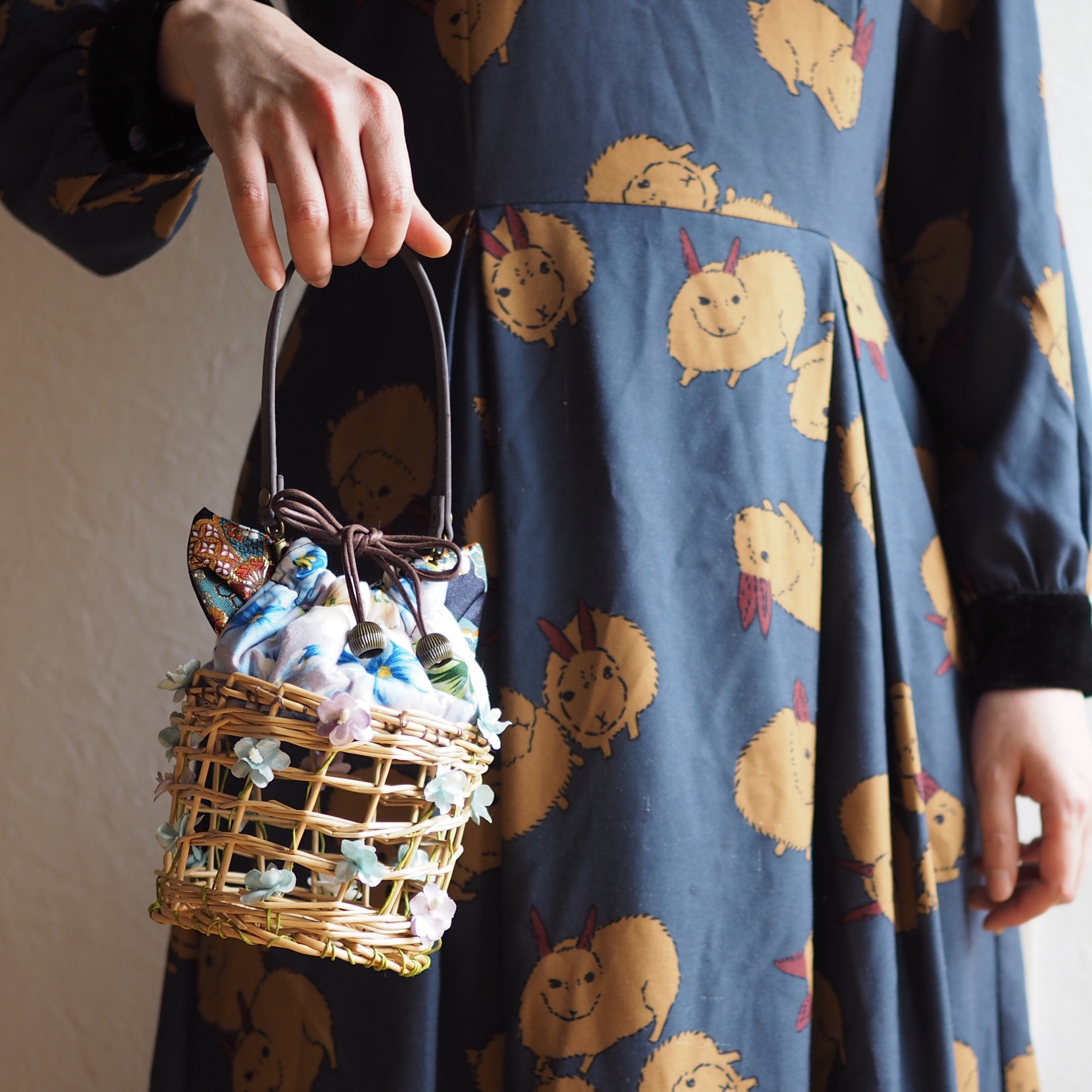 猫耳ポーチのゆれるカゴバッグ。花柄ゴブラン×絹耳のカゴにゃん｜一点もの