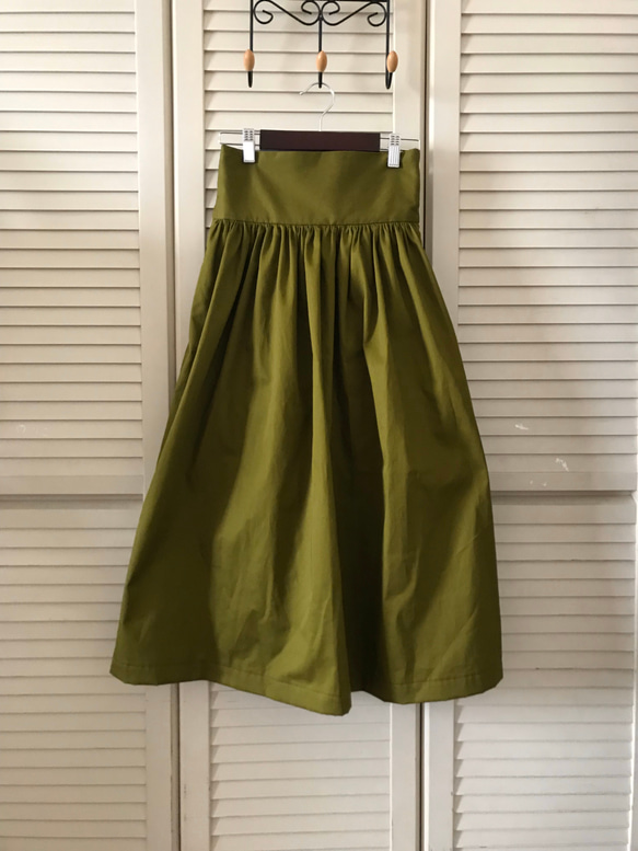 オリーブグリーンの４段ギャザースカート 1枚目の画像