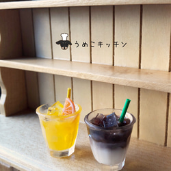 【ミニチュア】ドールハウス用　カフェラテ・オレンジジュース（1.7㎝）２個セット　ミニチュアフード 2枚目の画像