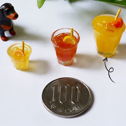 【ミニチュア】ドールハウス用　カフェラテ・オレンジジュース（1.7㎝）２個セット　ミニチュアフード 5枚目の画像