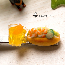 エビサンド、オレンジジュース　ヘアクリップ　ミニチュアパン　ミニチュアフード 1枚目の画像