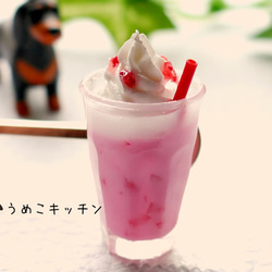 【ヘアピン】苺ミルクフロート　ミニチュアフード　ミニチュア 1枚目の画像