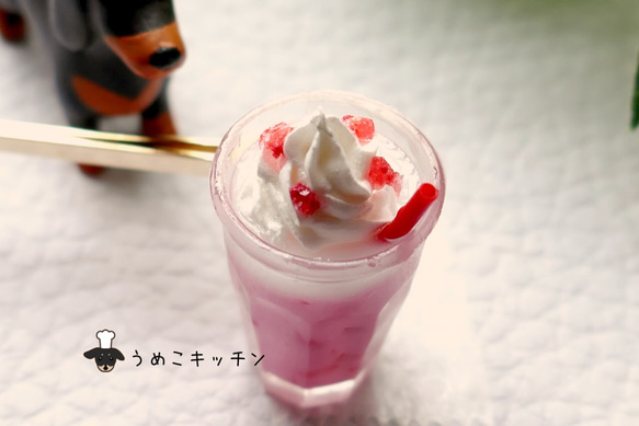 【ヘアピン】苺ミルクフロート　ミニチュアフード　ミニチュア 2枚目の画像