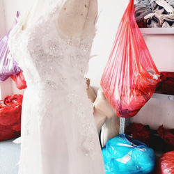 高品質！ウエディングド  ソフトチュール  ホワイト 花柄のモチーフ刺繍が美しく 憧れのドレス  シアーな美しさ 2枚目の画像