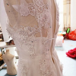 高品質！ウエディングド  ソフトチュール  ホワイト 花柄のモチーフ刺繍が美しく 憧れのドレス  シアーな美しさ 5枚目の画像