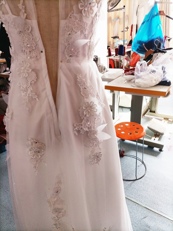高品質！ウエディングド  ソフトチュール  ホワイト 花柄のモチーフ刺繍が美しく 憧れのドレス  シアーな美しさ 4枚目の画像
