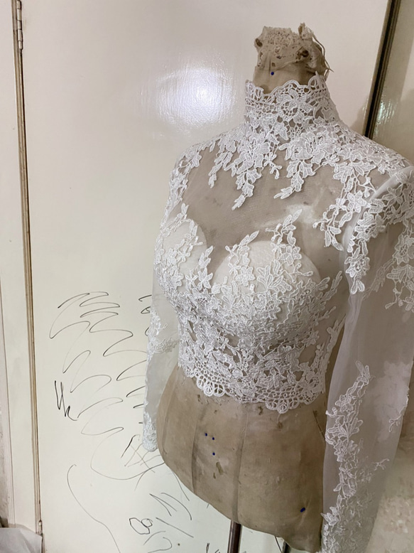 婚紗長袖子精緻的花卉刺繡最高層短上衣 第4張的照片