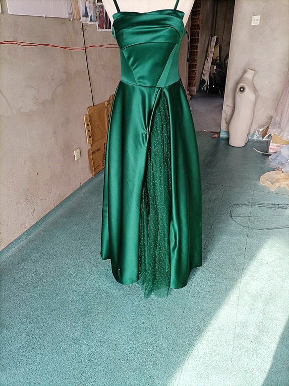 美容產品！派對禮服綠色吊帶背心光澤緞面長裙透視美 第6張的照片
