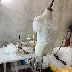 ウエディングドレス 短袖 可憐な花刺繍のトップス ボレロ 2枚目の画像