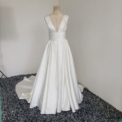 ウエディングドレス オフホワイト プリンセスライン Vネックドレス タンクトップ 華やかなトレーン 1枚目の画像