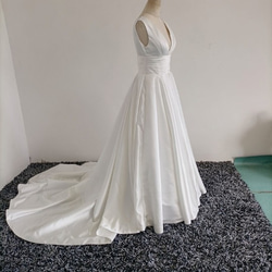 ウエディングドレス オフホワイト プリンセスライン Vネックドレス タンクトップ 華やかなトレーン 2枚目の画像