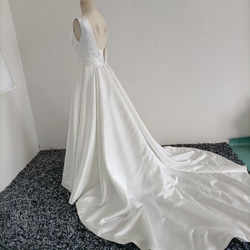 ウエディングドレス オフホワイト プリンセスライン Vネックドレス タンクトップ 華やかなトレーン 4枚目の画像