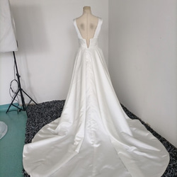 ウエディングドレス オフホワイト プリンセスライン Vネックドレス タンクトップ 華やかなトレーン 5枚目の画像