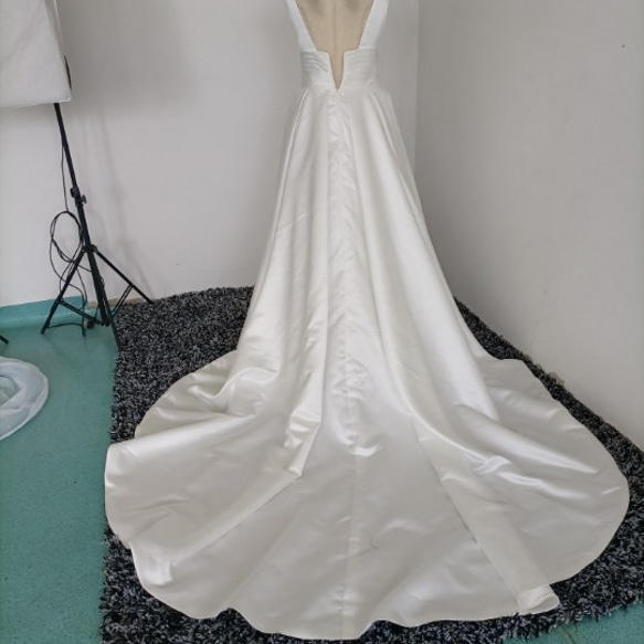 ウエディングドレス オフホワイト プリンセスライン Vネックドレス タンクトップ 華やかなトレーン 6枚目の画像