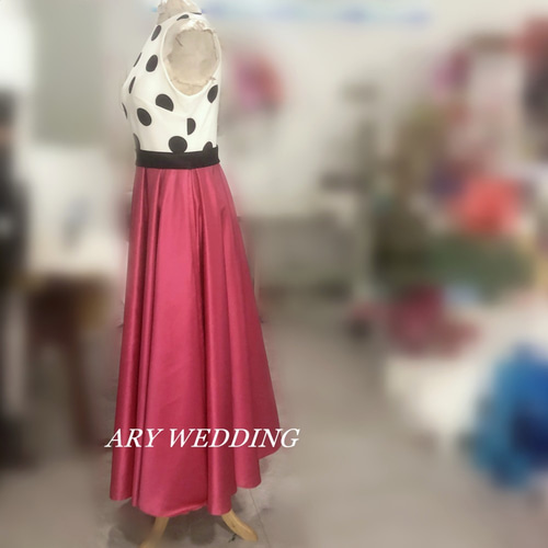 ショッキングピンクカラードレス 可愛いドット柄ワンピース 高級サテン  