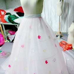 ウエディングドレス、カラードレス用オーバースカート　オーバードレス　お花びら付き　デザイン変更可能　 2枚目の画像