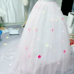 ウエディングドレス、カラードレス用オーバースカート　オーバードレス　お花びら付き　デザイン変更可能　 4枚目の画像