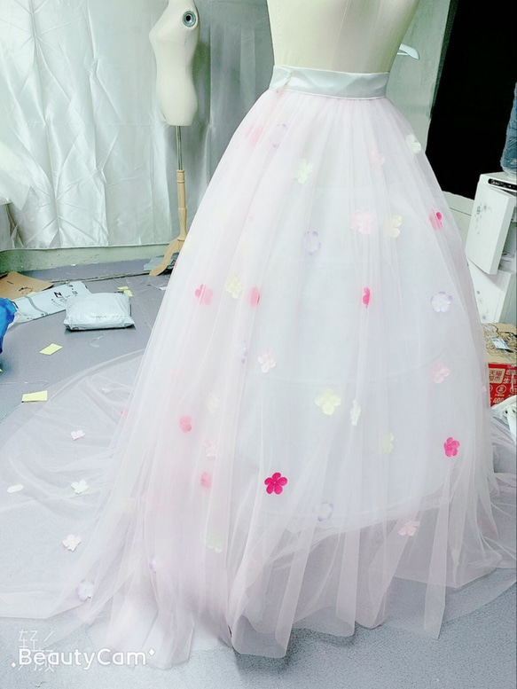 ウエディングドレス、カラードレス用オーバースカート　オーバードレス　お花びら付き　デザイン変更可能　 4枚目の画像