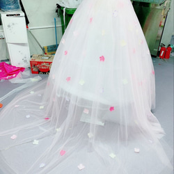 ウエディングドレス、カラードレス用オーバースカート　オーバードレス　お花びら付き　デザイン変更可能　 5枚目の画像