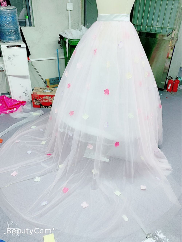 ウエディングドレス、カラードレス用オーバースカート　オーバードレス　お花びら付き　デザイン変更可能　 5枚目の画像