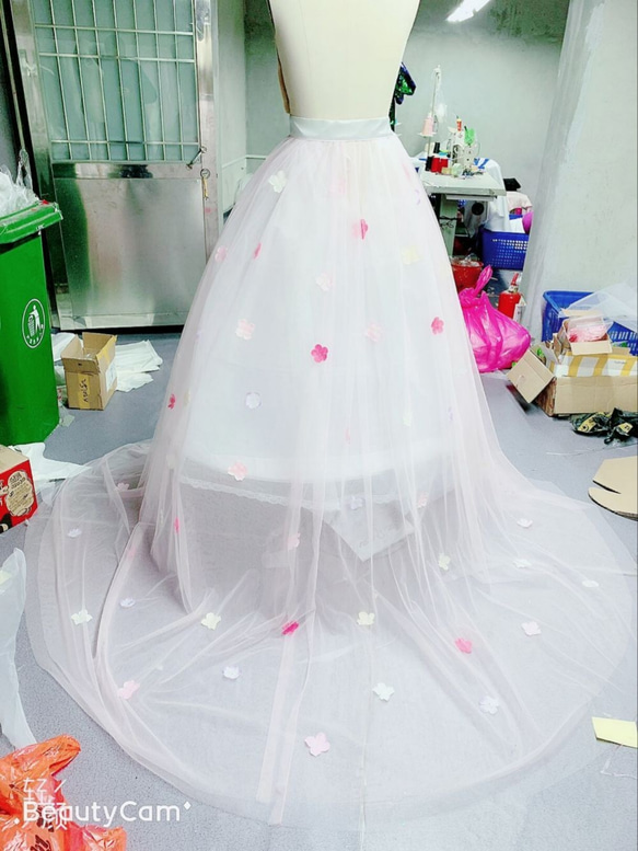 ウエディングドレス、カラードレス用オーバースカート　オーバードレス　お花びら付き　デザイン変更可能　 6枚目の画像