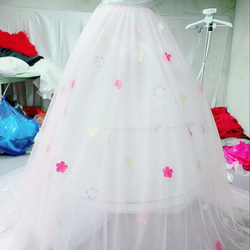 ウエディングドレス、カラードレス用オーバースカート　オーバードレス　お花びら付き　デザイン変更可能　 7枚目の画像