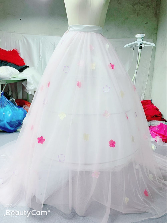 ウエディングドレス、カラードレス用オーバースカート　オーバードレス　お花びら付き　デザイン変更可能　 7枚目の画像