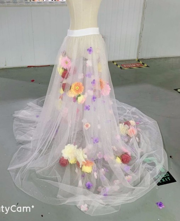 ウエディングドレス、カラードレス用オーバースカート　キラキラ　フラワー　お花びらが撒いたオーバードレス　　オーダー自由 1枚目の画像