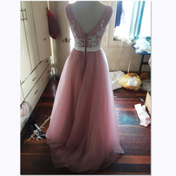 優雅的彩色連衣裙 晚禮服 V 領連衣裙 帶有花卉圖案刺繡的美麗長裙 第5張的照片