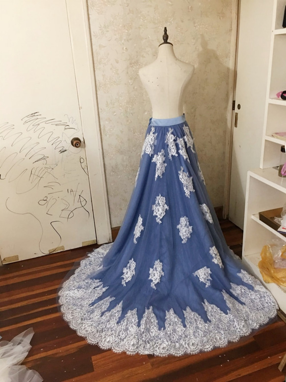 美品！ 美しい花レース サテン生地にチュールが四層　ブルーグレーオーバースカート　ウエディングドレス　お色直し 2枚目の画像