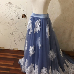 美品！ 美しい花レース サテン生地にチュールが四層　ブルーグレーオーバースカート　ウエディングドレス　お色直し 3枚目の画像
