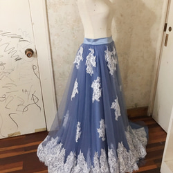 美品！ 美しい花レース サテン生地にチュールが四層　ブルーグレーオーバースカート　ウエディングドレス　お色直し 4枚目の画像