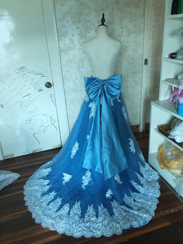 美品！ 美しい花レース サテン生地にチュールが四層　ブルーグレーオーバースカート　ウエディングドレス　お色直し 1枚目の画像