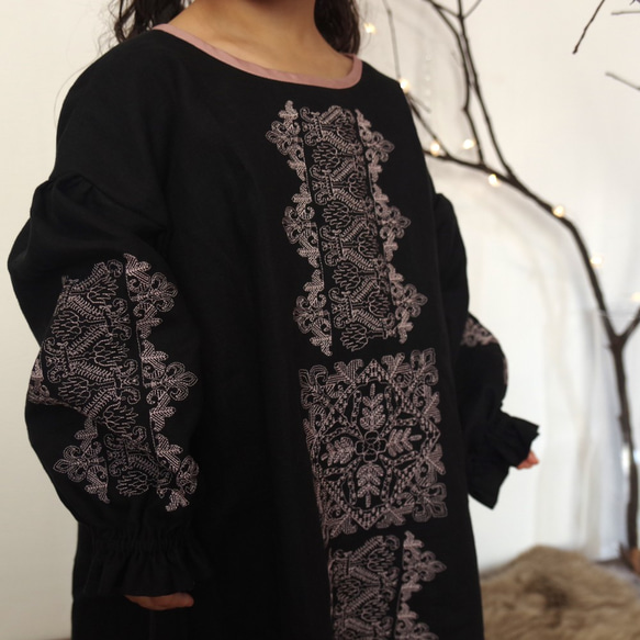 【ブラック】ソロチカ刺繍のリネンギャザーワンピース 4枚目の画像