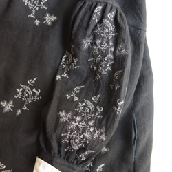 【ブラック】白樺の枝とコマドリの刺繍を施した、リネンウールマキシワンピース 3枚目の画像