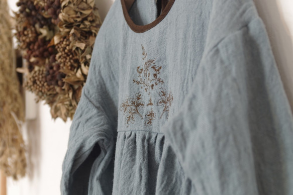 【ミスティブルー】白樺の枝とコマドリの刺繍を施した、リネンウールギャザーワンピース 5枚目の画像