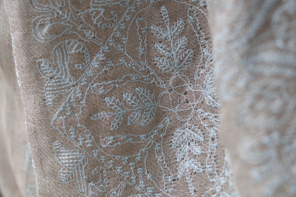 [亜麻色] リネンツイルガーゼの刺繍ストール　ミドル巾 2枚目の画像