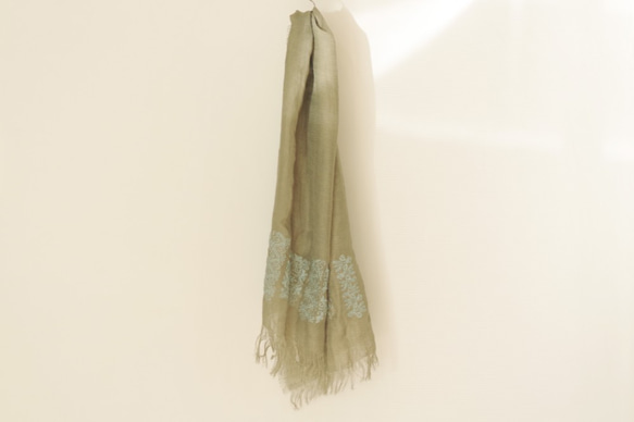 [亜麻色] リネンツイルガーゼの刺繍ストール　ミドル巾 8枚目の画像