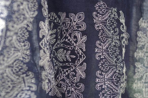 [群青色] リネンツイルガーゼの刺繍ストール　ミドル巾 2枚目の画像