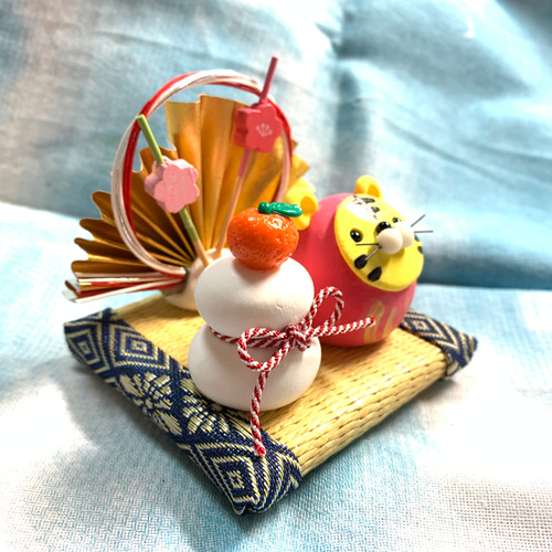 正月☆とらダルマさん&鏡餅⑳ ☆鏡餅と寅だるま飾り(受注生産) 干支変更可 樹脂粘土 置物 鏡餅 おり