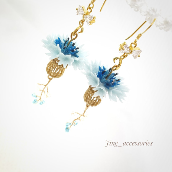 【Jing accessories】花朵耳環 矢車菊耳環(藍色) 樹脂黏土 黃銅 飾品 新娘造型 耳夾耳環 耳勾耳環 第2張的照片