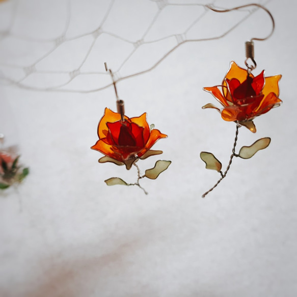 玫瑰物語 玫瑰花耳環 UV水晶花 (橘紅色) 第2張的照片