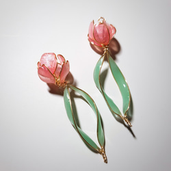 母親節特惠價  Jing 花朵系列 耳勾耳環 UV水晶花 鬱金香 第3張的照片