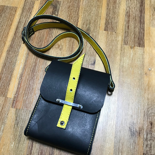 受注制作】レザーミニショルダーバッグ・黒×黄 スマホポシェット