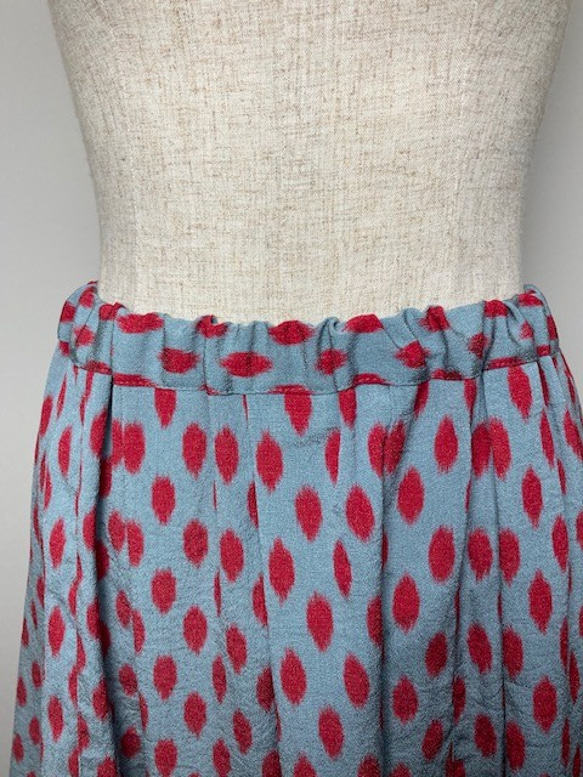 【着物リメイク】タック＆ギャザースカート/ブルーグレー地に赤変形ドット 3枚目の画像
