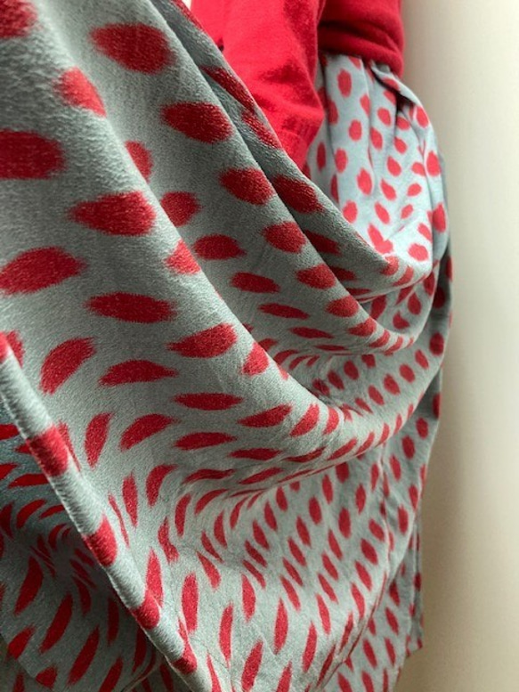 【着物リメイク】タック＆ギャザースカート/ブルーグレー地に赤変形ドット 4枚目の画像