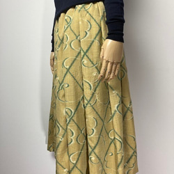 【着物リメイク】タック＆ギャザースカート/カラシ地にグリーン・オフ白抽象柄 2枚目の画像