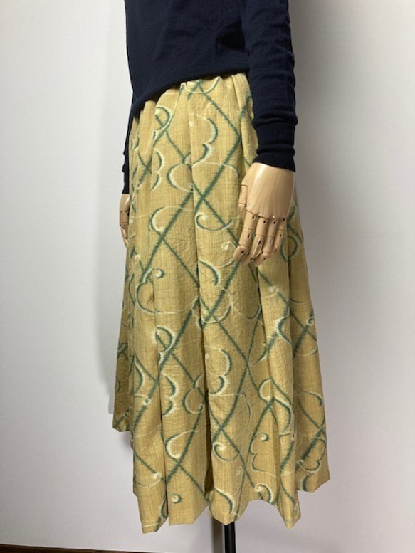 【着物リメイク】タック＆ギャザースカート/カラシ地にグリーン・オフ白抽象柄 2枚目の画像