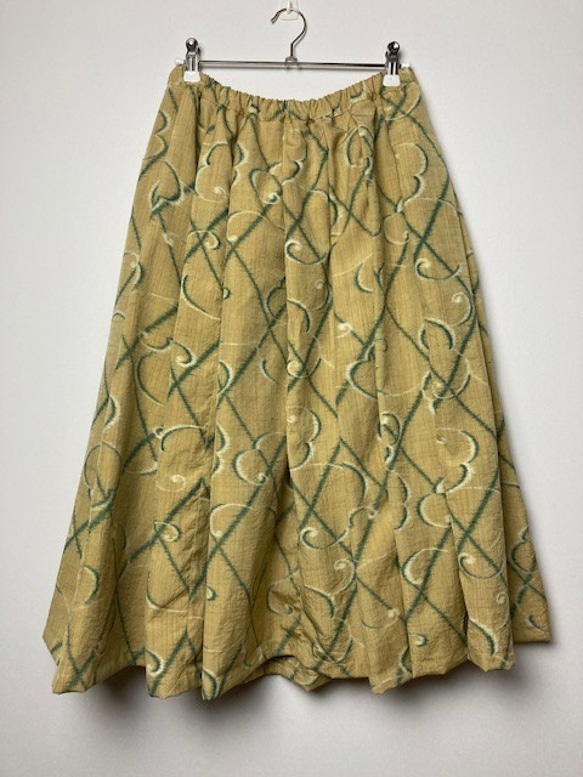 【着物リメイク】タック＆ギャザースカート/カラシ地にグリーン・オフ白抽象柄 3枚目の画像