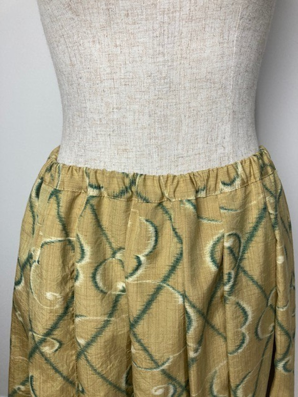 【着物リメイク】タック＆ギャザースカート/カラシ地にグリーン・オフ白抽象柄 4枚目の画像